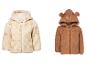 Twee pluizige capuchonjassen voor baby's, één crème met berenpatronen, één bruin met berengezicht