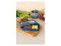 Blauwe lunchbox met vleeswaren en kaas, brood en groenten op de achtergrond.