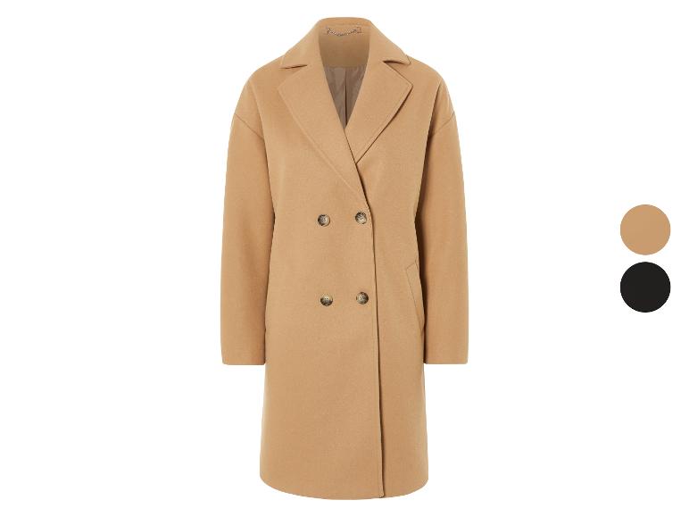 Een beige wollen jas met dubbele rij knopen.