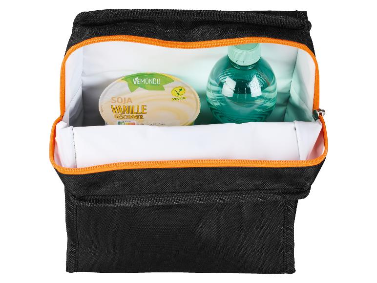 Zwarte draagbare koeltas met Vemondo sojayoghurt en waterfles.
