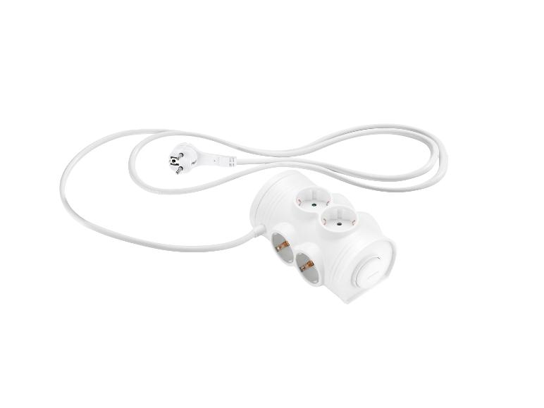 Witte stekkerdoos met meerdere stopcontacten en een opgerolde kabel.