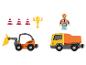 Bouw speelgoedset met een graafmachine, een kipper, een werkerfiguur en andere accessoires.