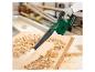 PARKSIDE accu-blazer blaast houtkrullen van een houten plank.