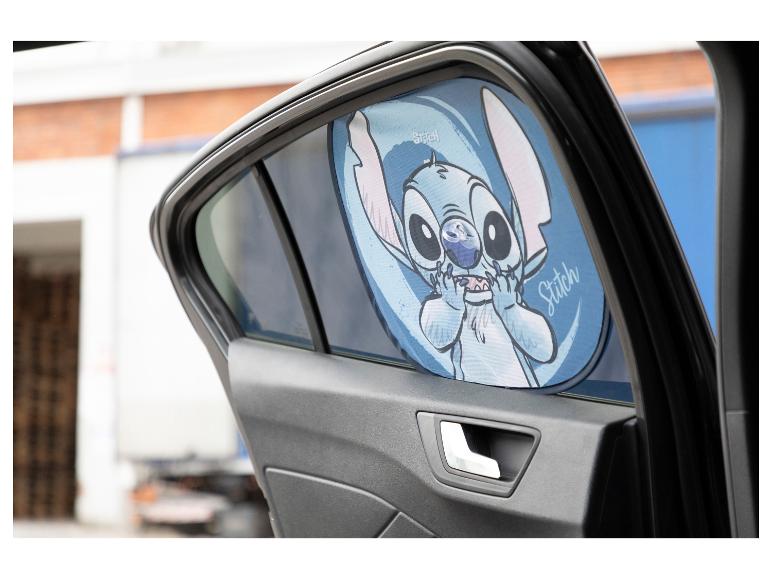 Een auto met een Stitch zonnescherm in het raam.