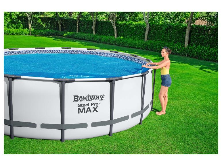 Bestway Steel Pro MAX zwembad met afdekzeil in de tuin.