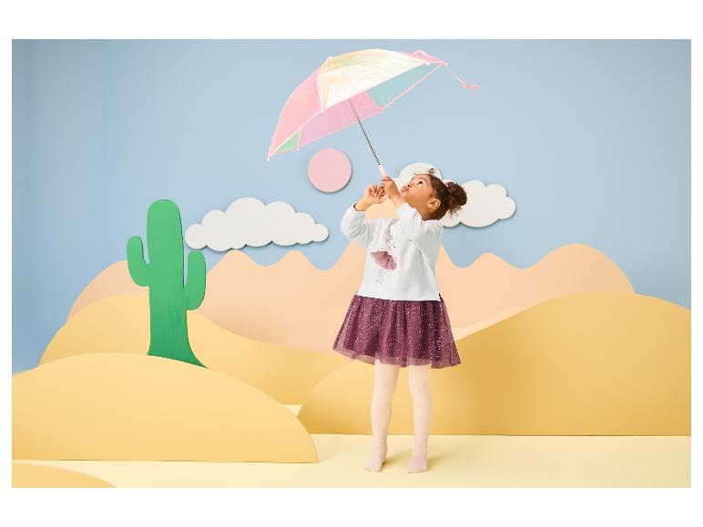 Peutermeisje in een schattige LUPILU® sweatjurk met een kleurrijke paraplu in een woestijndecor