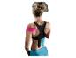 Vrouw met kinesiotape op schouder en rug, draagt sportbeha en korte broek.