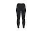 Zwarte sportlegging met een elastische tailleband met tekst.