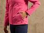 Een roze softshell jack met rits en een 'Explore' logo.