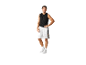 Man in zwart tanktop en witte basketbalshorts.