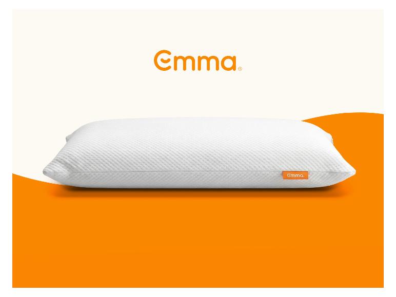 Wit kussen met een gestructureerd oppervlak op een oranje en crèmekleurige achtergrond