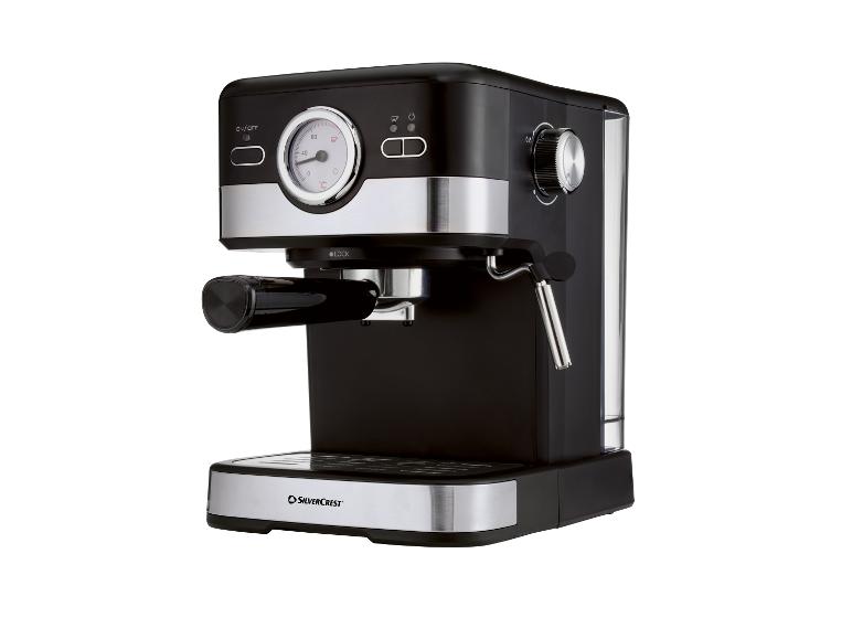 Zwart-zilveren espressomachine met drukmeter en stoomknop.