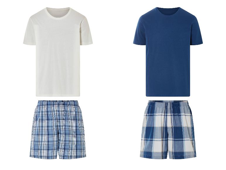 T-shirts en shorts: een witte, een donkerblauwe en blauw geruite shorts.