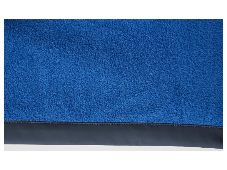 Blauwe fleecestof met een zwarte leren rand.