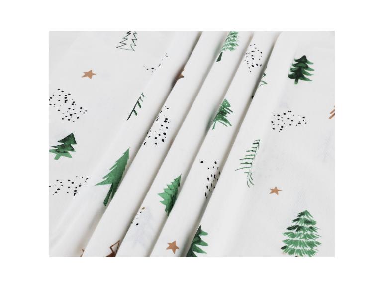 Witte stof met groene kerstboom- en bruine sterpatronen