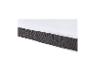 Hoek van een matras met witte hoes en grijze mesh-rand.