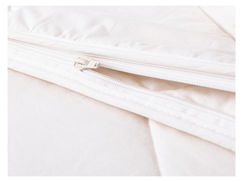 Witte rits op lichte, zachte stof.