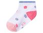 Witte babysok met roze en blauwe bloemen, roze hiel en teen, en maat 19-22.