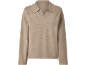 Beige gebreide trui met polokraag en lange mouwen.