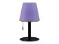 Tafellamp met lichtpaarse lampenkap en zwarte voet.