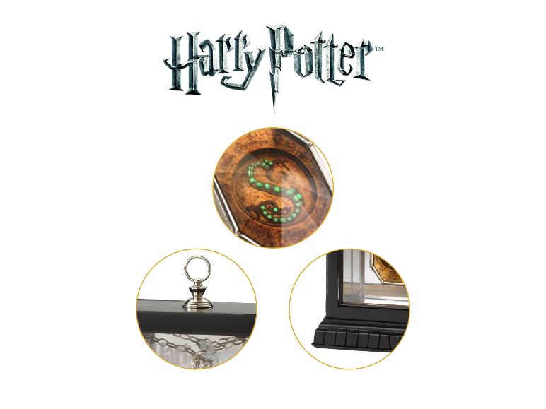 Gedetailleerde weergaven van de Harry Potter Zwadderich Gruzielement-medaillon van The Noble Collection.
