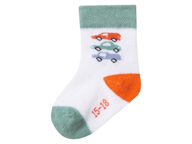Witte kindersokken met groene en oranje accenten en autopatroon, maat 15-18.
