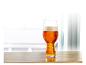 Ambachtelijk bier in een glas op een houten tafel.