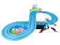 Een Peppa Pig racebaan met twee auto's en twee controllers.