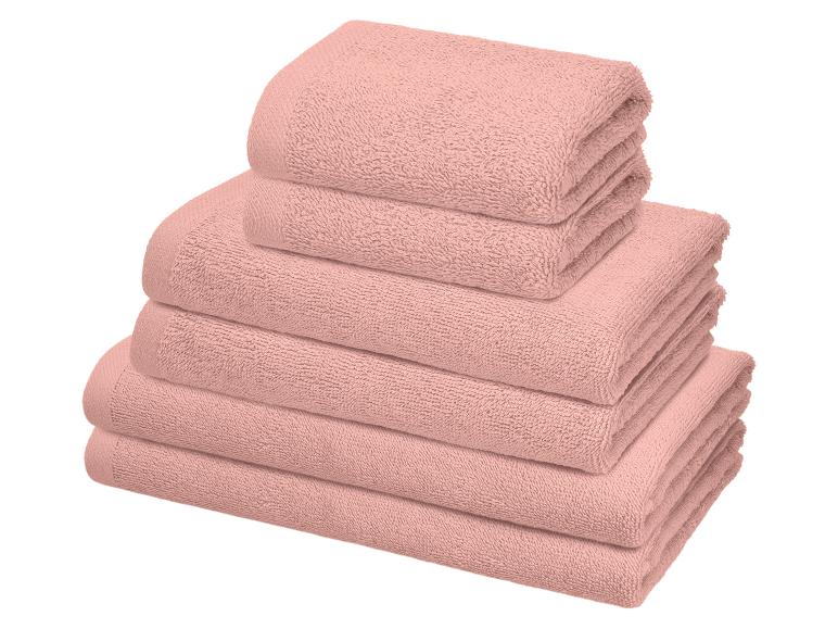 Stapel roze handdoeken in diverse maten