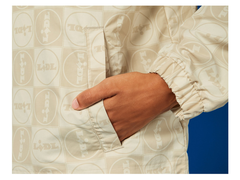 Een beige jack met een LIDL-print.