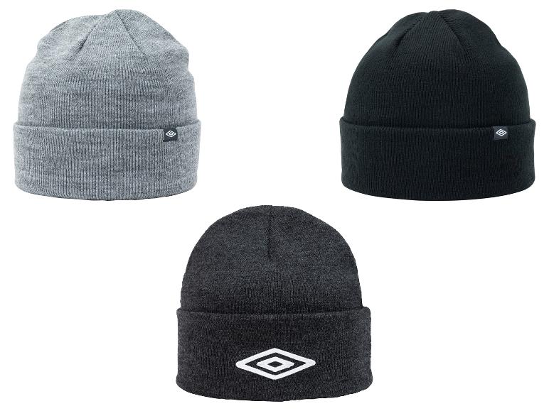 Grijze, zwarte en donkergrijze wintermutsen met Umbro-logo.