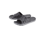 Paar zwarte zwembadslippers met witte strepen op de zool.
