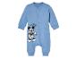 Een blauwe baby-overall met Mickey Mouse print.