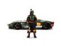 Bounty hunter actiefiguur voor een groene en rode speelgoed sportwagen.