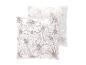 Twee witte kussens met beige bloemenpatroon.