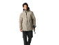 Man in beige jas met capuchon en zwarte cargobroek, met wandelstokken.