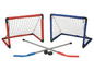 Twee hockeydoelen, twee hockeysticks en een puck.