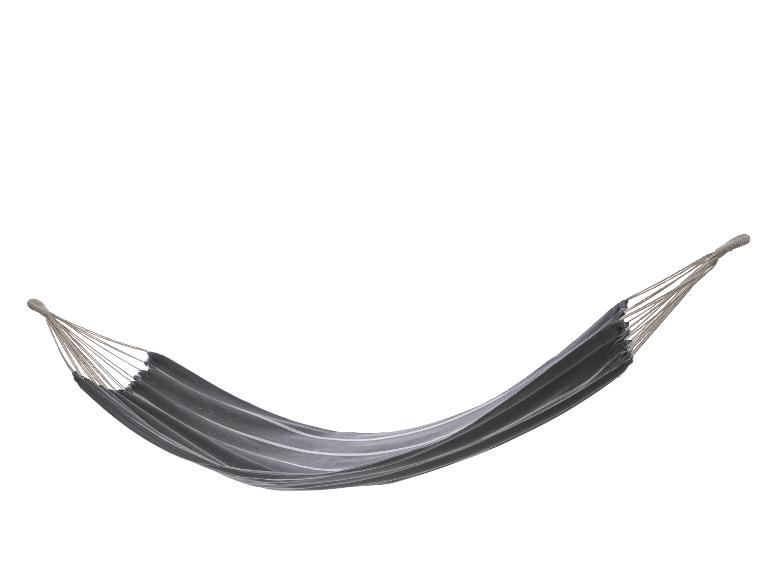Grijze en witte gestreepte hangmat voor ontspanning.