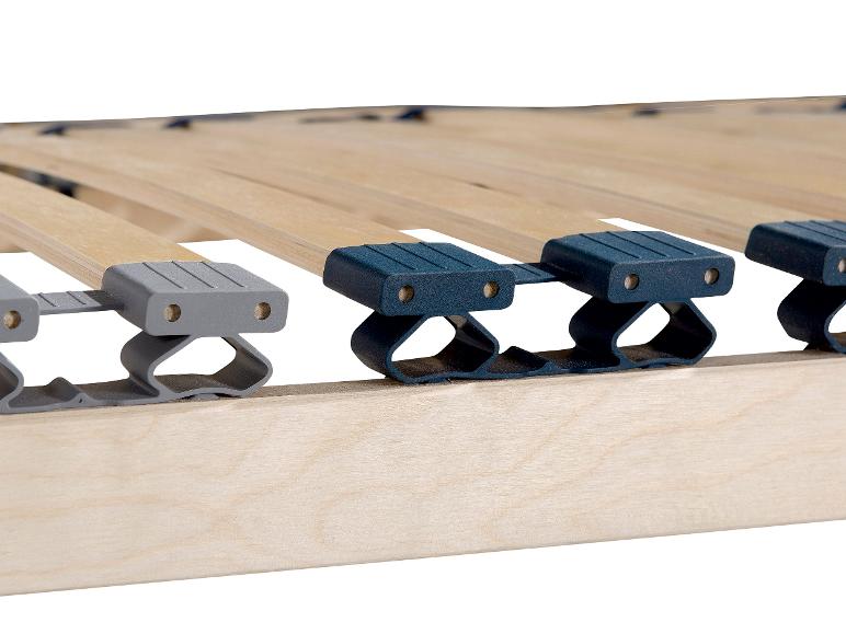 Close-up van een houten bedbodem met grijze en blauwe kunststof houders.