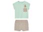 Baby set: lichtgroen t-shirt met kangoeroe en beige short.