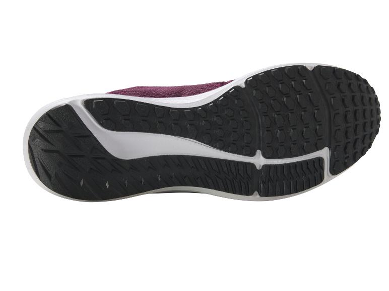 Zool van bordeauxrode sportschoenen.