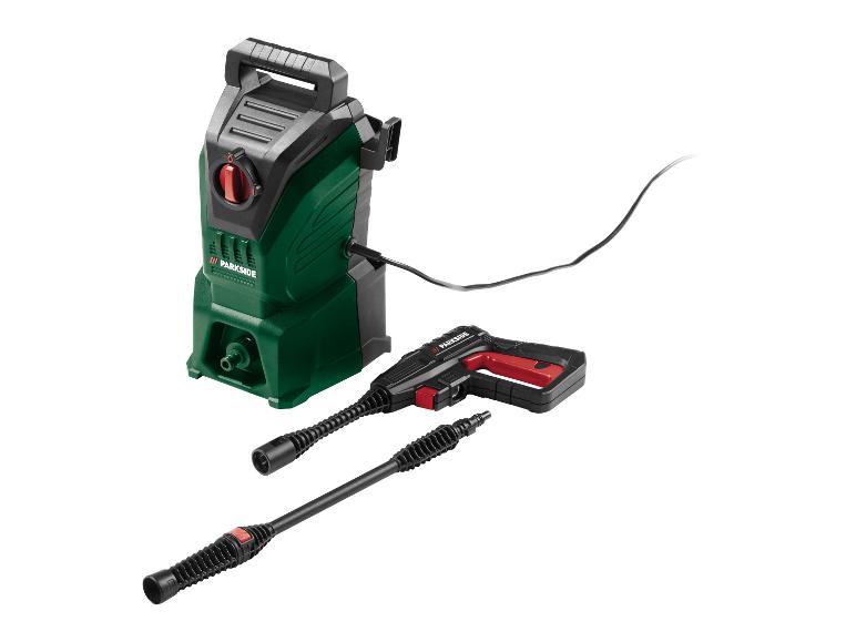 Groen-zwarte hogedrukreiniger met spuitpistool en accessoires.