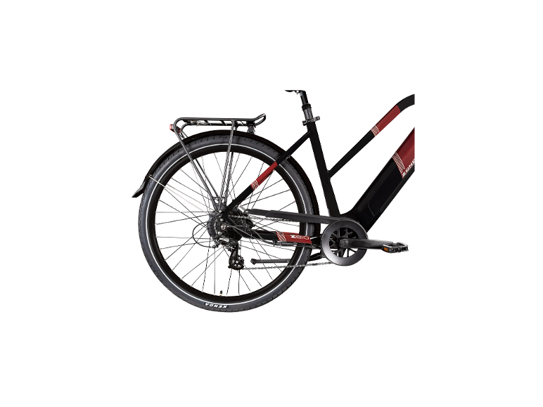 Achteraanzicht van een zwarte elektrische fiets met rode accenten, bagagedrager en standaard.