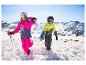 Twee kinderen op een besneeuwde berg met CRIVIT ski- en snowboardhelmen.