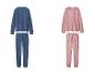 Twee pluchen pyjamasets, één blauw en één roze.