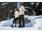 Twee personen in fleece jassen en wandelbroeken in een besneeuwd landschap.