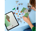 Kind bouwt een speelgoedblokkenset met een tablet die bouwinstructies toont.