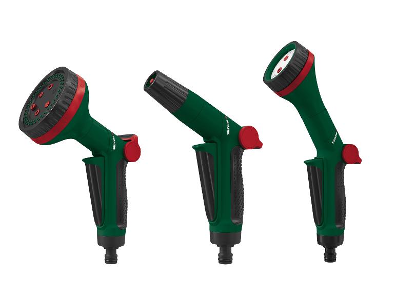 Drie groene en rode Parkside spuitpistolen met verschillende sproeikoppen.