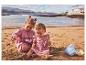 Twee meisjes spelen met strandspeelgoed in het zand.