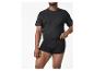 Man in zwart T-shirt en zwarte boxershorts.